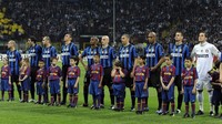 Inilah starting XI Inter Milan saat menjamu Barcelona di leg I semifinal Liga Champions 2009/2010. Nerazzurri membuat kejutan saat menjungkalkan sang juara bertahan dengan skor telak 3-1. Meski kalah 0-1 di Camp Nou, Inter tetap lolos ke final dan akhirnya jadi juara saat itu (Claudio Villa/Getty Images)