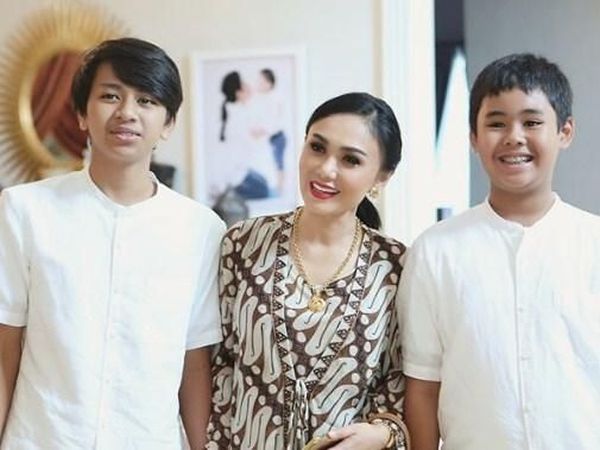 Potret Dekatnya Yuni Shara dengan Dua Jagoannya