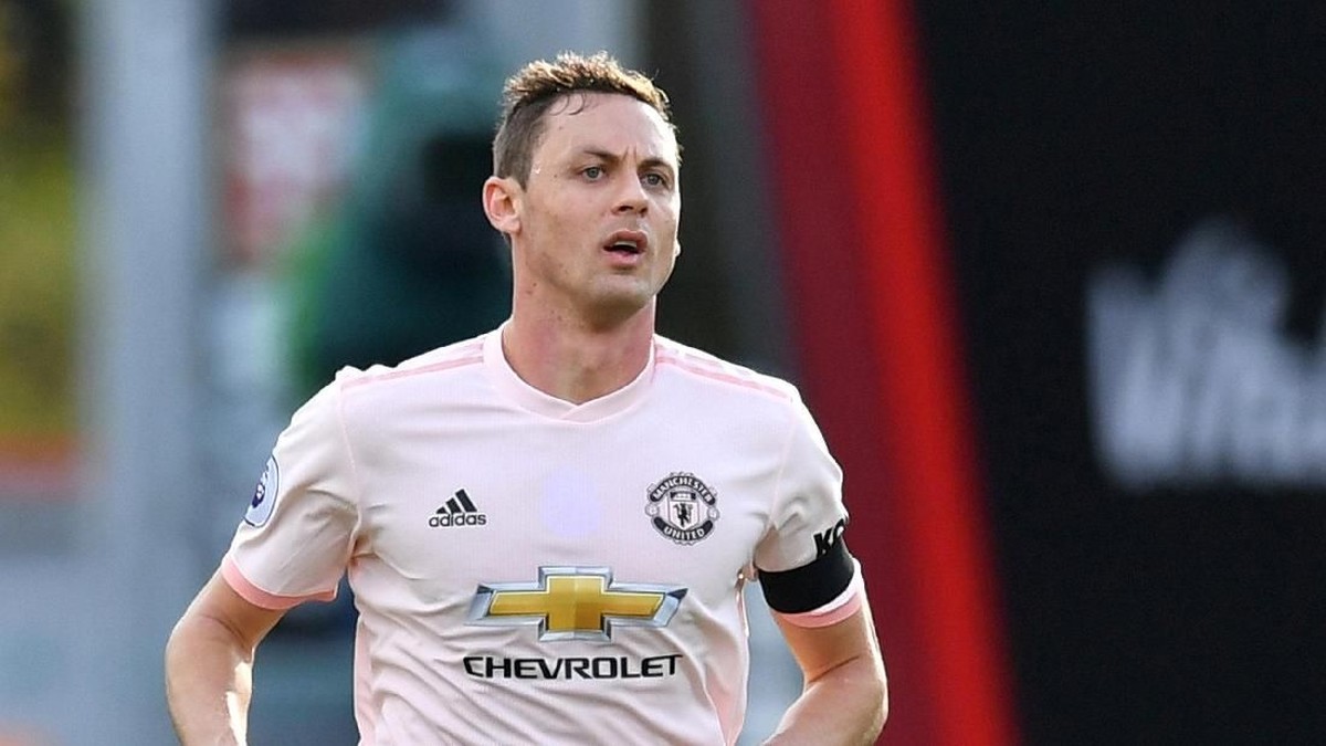 Nemanja Matic tak mau mengenakan bunga merah di dadanya (Dylan Martinez/REUTERS)