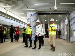 Pertama Kali Naik MRT Jakarta, Jokowi: Tidak Bising dan Bagus