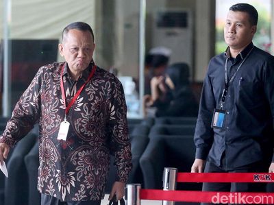 Ekspresi Eks Sekretaris MA Saat Penuhi Panggilan KPK