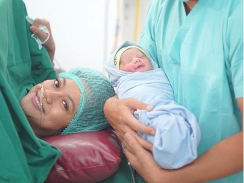 6 Kelahiran Anak Pertama Artis yang Mencuri Perhatian Sepanjang 2018