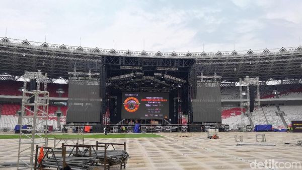 Melihat Megahnya Panggung Guns N Roses