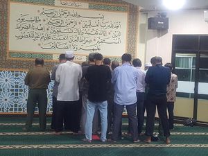 Usai Terima Jenazah, Keluarga Korban Lion PK-LQP Salat Gaib Usai Terima Jenazah, Keluarga Korban Lion PK-LQP Salat Gaib
