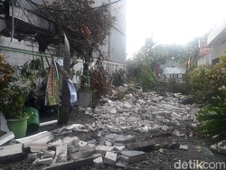 Seorang Warga Surabaya Tewas Tertimpa Tembok Saat Hujan Deras