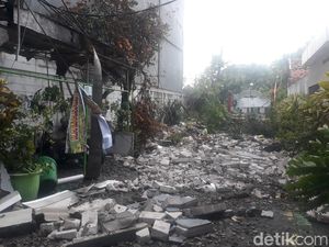 Seorang Warga Surabaya Tewas Tertimpa Tembok Saat Hujan Deras Seorang Warga Surabaya Tewas Tertimpa Tembok Saat Hujan Deras