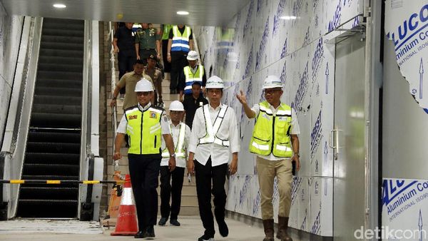 Gaya Jokowi Jajal MRT Pertama Kali