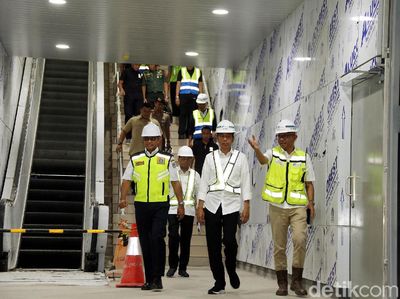 Gaya Jokowi Jajal MRT Pertama Kali