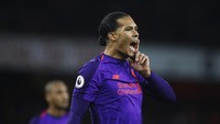 Virgil van Dijk menunjukkan kelasnya sebagai bek kelas atas saat Liverpool ditahan Arsenal 1-1. Meski gawang The Reds kebobolan, Van Dijk tampil oke dengan membuat sekali tekel dan membantu serangan. (Foto: Julian Finney/Getty Images)