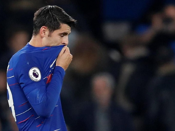 Soccer Football - Premier League - Chelsea v Crystal Palace - Stamford Bridge, London, Britain - November 4, 2018  Chelsea's Alvaro Morata reacts after missing a chance to score   REUTERS/David Klein  EDITORIAL USE ONLY. No use with unauthorized audio, video, data, fixture lists, club/league logos or 