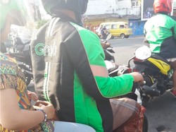 Driver Ojol Ini Lupa Ganti Celana Demi Narik