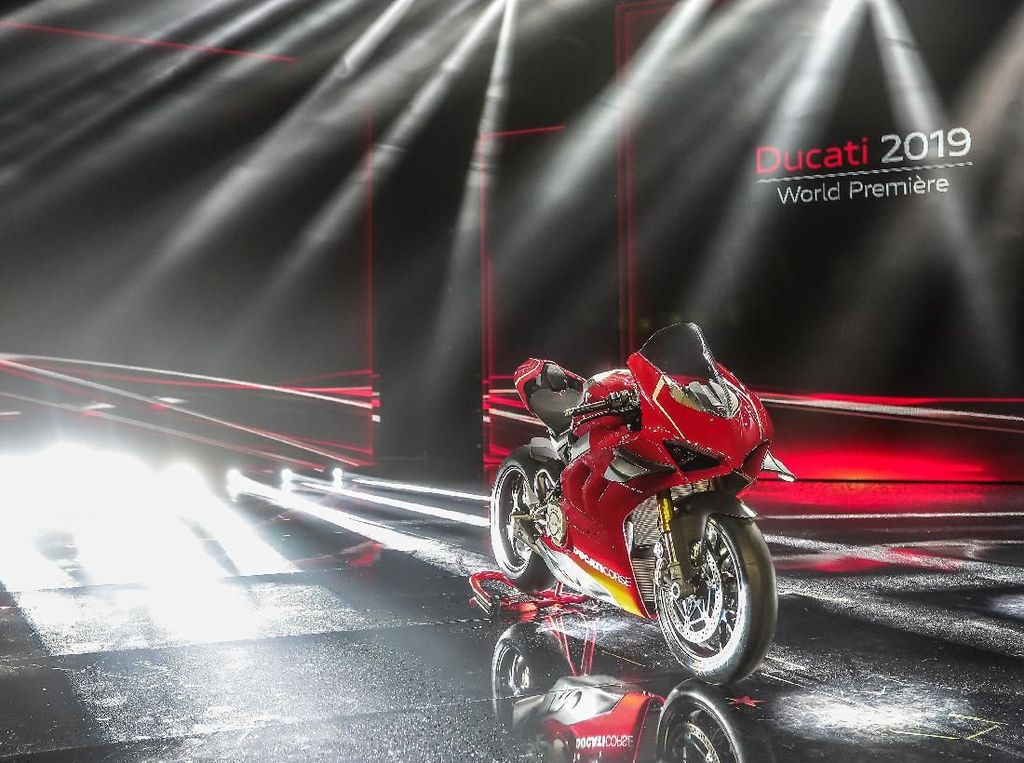 Ducati Panigale V4 vs BMW M3, Mana yang Tercepat? Ducati Panigale V4 vs BMW M3, Mana yang Tercepat?