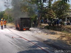 Setelah Putar Balik, Mobil Boks Ini Terbakar di Depan SPBU
