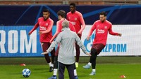 Terlihat Messi sudah menendang-nendang bola, setelah sempat absen akibat cedera patah tulang lengan beberapa pekan lalu. (Foto: Stefano Relladini/Reuters)