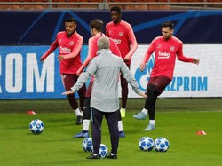 Terlihat Messi sudah menendang-nendang bola, setelah sempat absen akibat cedera patah tulang lengan beberapa pekan lalu. (Foto: Stefano Relladini/Reuters)