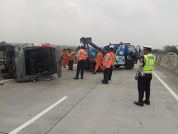 Minibus Angkut 13 Penumpang Terguling di Tol SuMo, Ini Penyebabnya