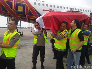 Rekan Seangkatan Sambut Jenazah AKBP Mito Korban Lion Air di Semarang