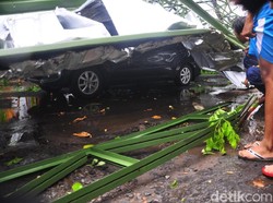 2 Mobil Ringsek Tertimpa Atap Stadion Wergu Kudus yang Ambruk