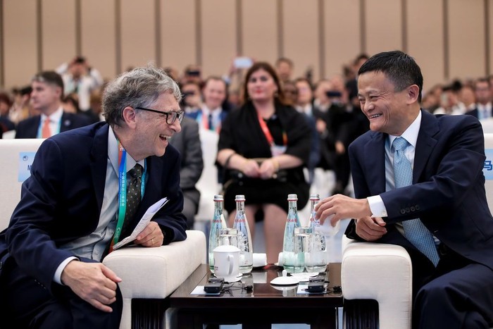 Bill Gates ketika bertemu Jack Ma. Foto: Getty Images