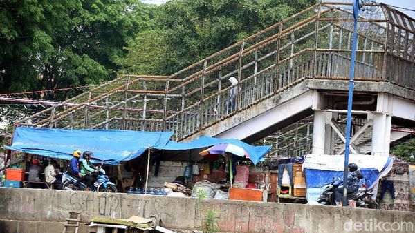 Bantaran Kali Tanah Abang Kembali Kumuh dengan Gubuk Liar