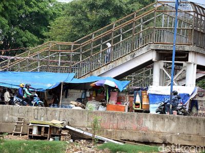 Bantaran Kali Tanah Abang Kembali Kumuh dengan Gubuk Liar