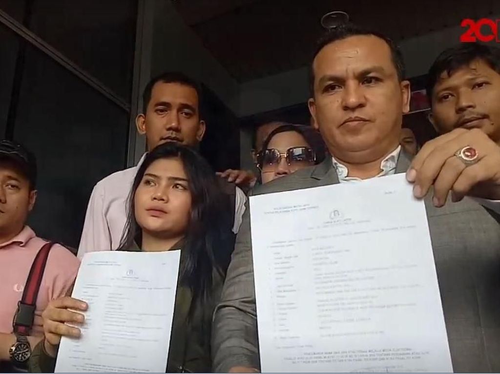 Ayah Dewi Perssik Sakit Akibat Status Tersangka Rosa Meldianti? Ayah Dewi Perssik Sakit Akibat Status Tersangka Rosa Meldianti?