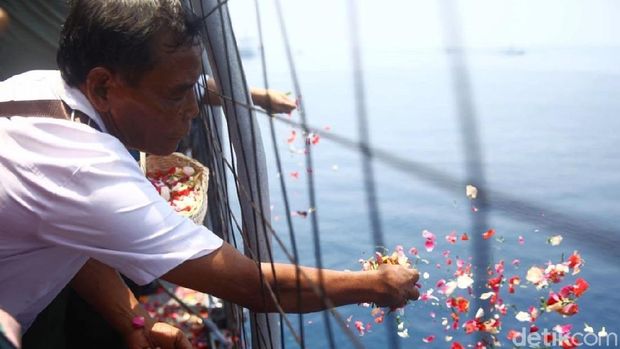 Keluarga tabur bunga di lokasi jatuhnya Lion Air /