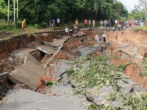 Curah Hujan Tinggi, Jalan di Nagari Kumanis Amblas