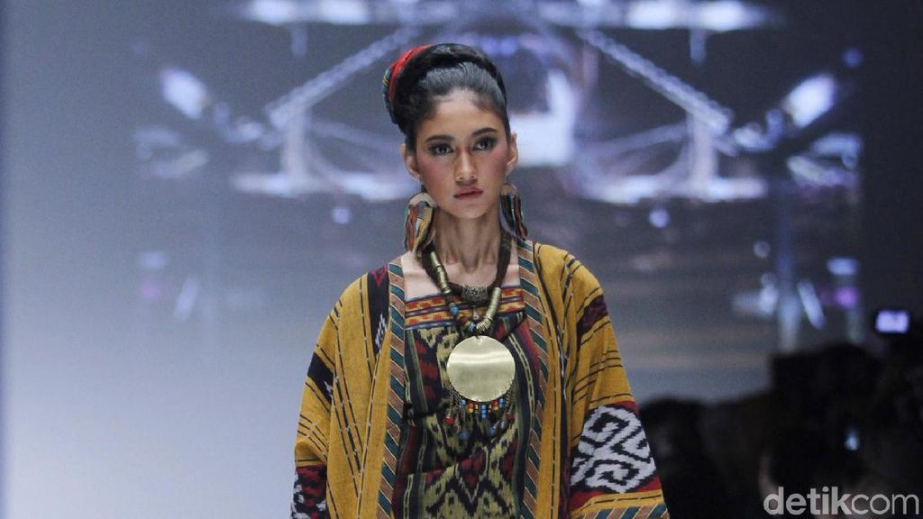 Foto: Inilah 15 Busana dari Kain Tenun Buatan Anne Avantie Foto: Inilah 15 Busana dari Kain Tenun Buatan Anne Avantie