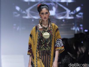 Foto: Inilah 15 Busana dari Kain Tenun Buatan Anne Avantie Foto: Inilah 15 Busana dari Kain Tenun Buatan Anne Avantie