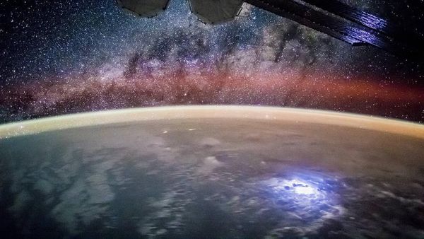 Foto Memukau Planet Bumi Dilihat dari Antariksa