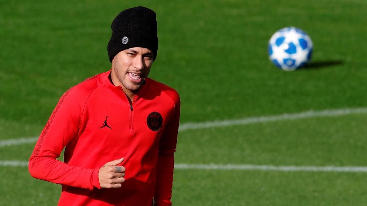Striker Paris Saint-Germain Neymar berlatih jelang menghadapi Napoli. (Foto: Gonzalo Fuentes/Reuters)