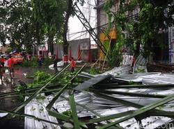 Diterjang Hujan dan Angin Kencang, Atap Stadion Wergu Kudus Ambruk