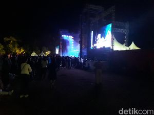 Panggung Licin, Performa Mariah Carey Tetap Pecah!