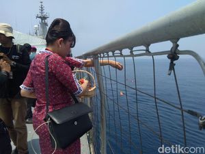 Keluarga Korban Doa Bersama di Lokasi Jatuhnya Lion Air PK-LQP Keluarga Korban Doa Bersama di Lokasi Jatuhnya Lion Air PK-LQP