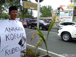 Anak Lumpuh Usai Vaksin MR, Orang Tua di Tulungagung Demo Tunggal