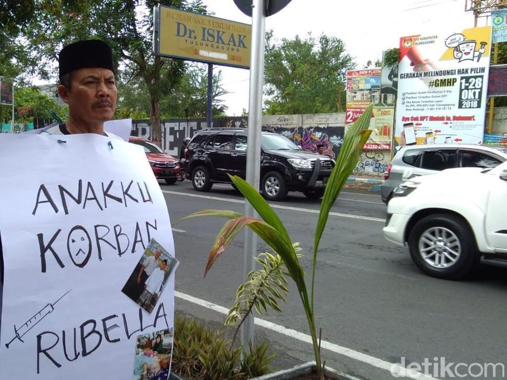 Anak Lumpuh Usai Vaksin MR, Orang Tua di Tulungagung Demo Tunggal Anak Lumpuh Usai Vaksin MR, Orang Tua di Tulungagung Demo Tunggal