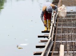 Pembangunan Turap Sungai Ciliwung Dikebut Siang Malam