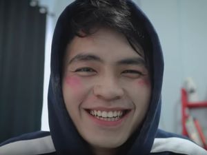 Kocak, Cowok Ganteng Bikin Parodi Makeup ala Youtuber yang Lagi Viral