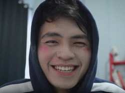 Kocak, Cowok Ganteng Bikin Parodi Makeup ala Youtuber yang Lagi Viral