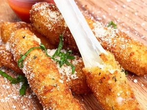 Kriuk Mulur 10 Stik Mozzarella yang Lembut dan Bikin Ngiler