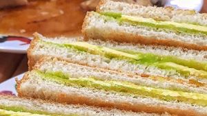 Enaknya Pagi Ini Sarapan Kaya Toast dan Kopi Hangat