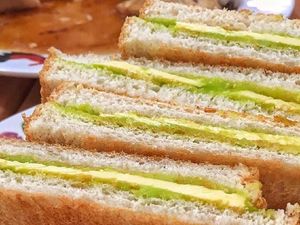 Enaknya Pagi Ini Sarapan Kaya Toast dan Kopi Hangat