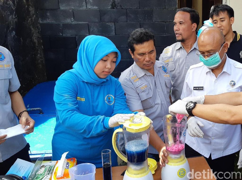 BNN Jabar Blender Narkoba Sitaan Senilai Rp 2,5 Miliar BNN Jabar Blender Narkoba Sitaan Senilai Rp 2,5 Miliar