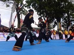 Etalase Budaya Sumbar di Tour de Singkarak: Silat dan Tari Piring