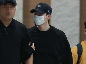 Menangis, Fans Minta Maaf pada Lee Jong Suk di Bandara
