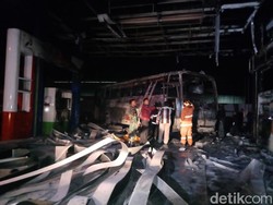 Mayat Diduga Sopir Ditemukan di Bus yang Terbakar di SPBU Jember