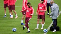 Rafinha juga berlatih serius jelang menghadapi Inter Milan dini hari nanti. (Foto: Stefano Relladini/Reuters)