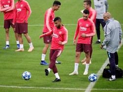 Rafinha juga berlatih serius jelang menghadapi Inter Milan dini hari nanti. (Foto: Stefano Relladini/Reuters)