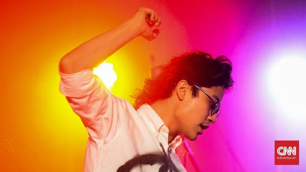 Raper Abim alias Noise di panggung pertamanya di Rossi Musik, Fatmawati, Jakarta Selatan pada Senin (5/11).